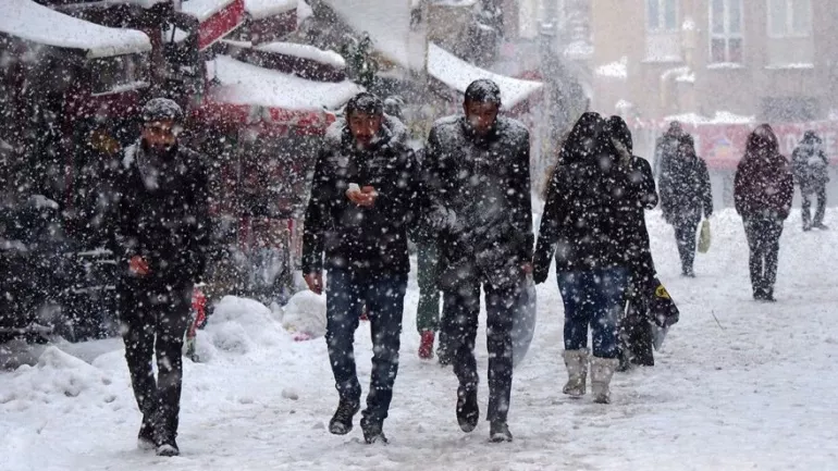 Meteoroloji saat vererek uyardı! İstanbul dahil birçok ilde kar yağışı geri geliyor