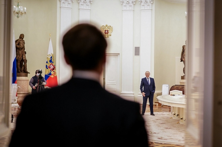 Putin Macron'u bitirdi! Dünya Fransa Cumhurbaşkanı'nın Kremlin'de nasıl aşağılandığını konuşuyor