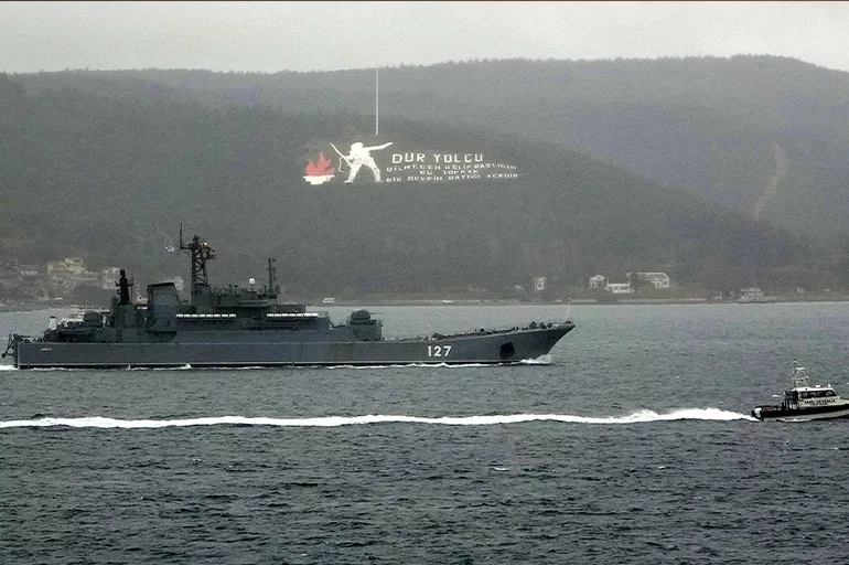 Rus Donanması Çanakkale Boğazı'ndan geçiş yaptı