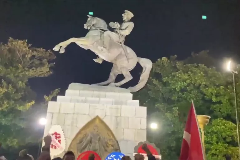 Samsun'da Atatürk heykeline saldırı protesto edildi! Sabaha kadar nöbet tutuldu