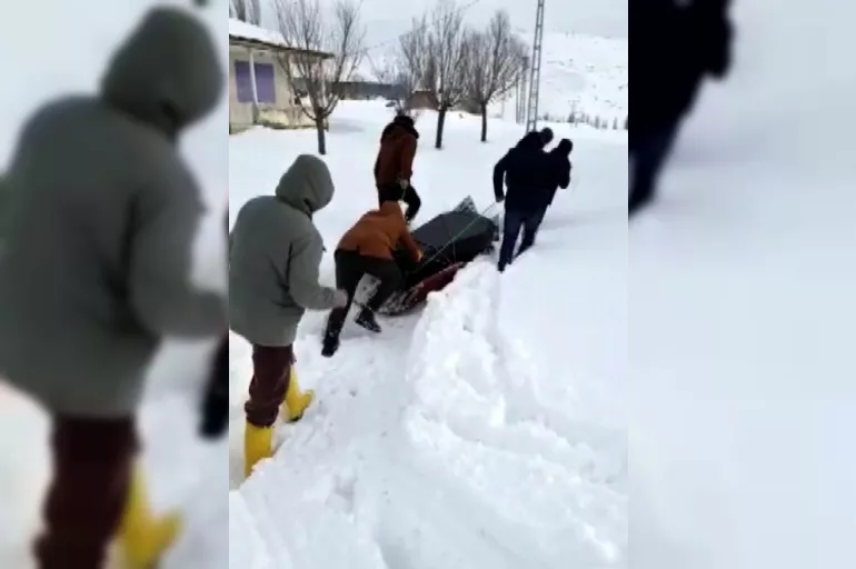 Sivas'ta kar nedeniyle hayat adeta durdu! Cenazeyi kızakla taşıdılar