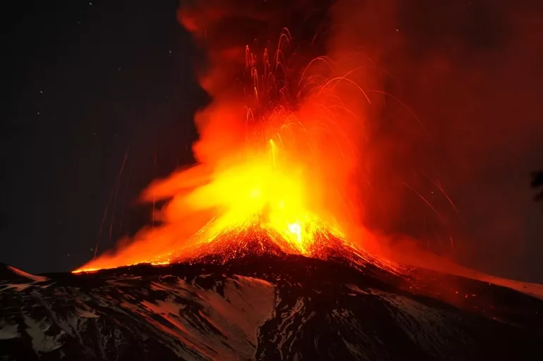 Son dakika! İtalya'daki Etna yanardağı yeniden faaliyete geçti