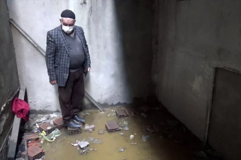 Sultangazi'de 4 binanın bodrumunu su bastı! İSKİ sessiz kaldı! Vatandaş: İBB'den hizmet göremiyorum