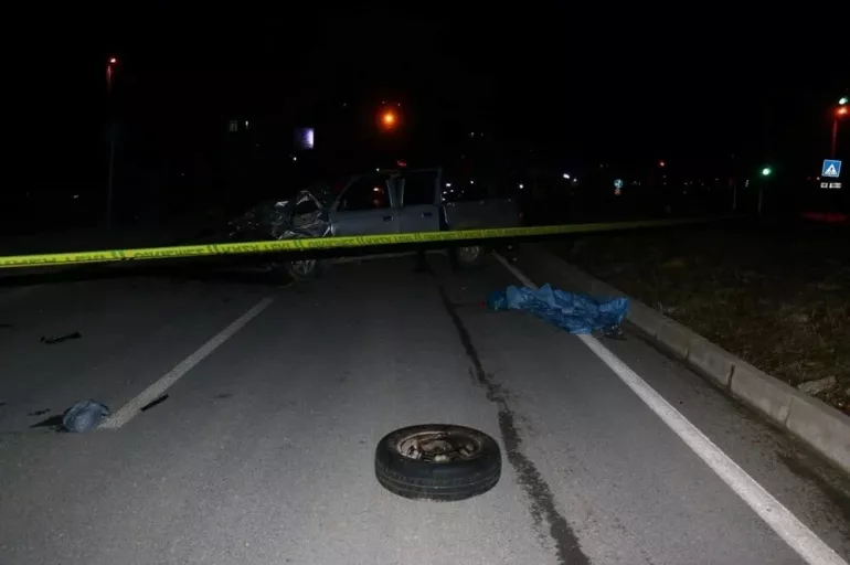 Trabzon'da akıllara durgunluk veren kaza! Kamyonete çarpan otomobil üçe bölündü: 1 ölü, 3 yaralı
