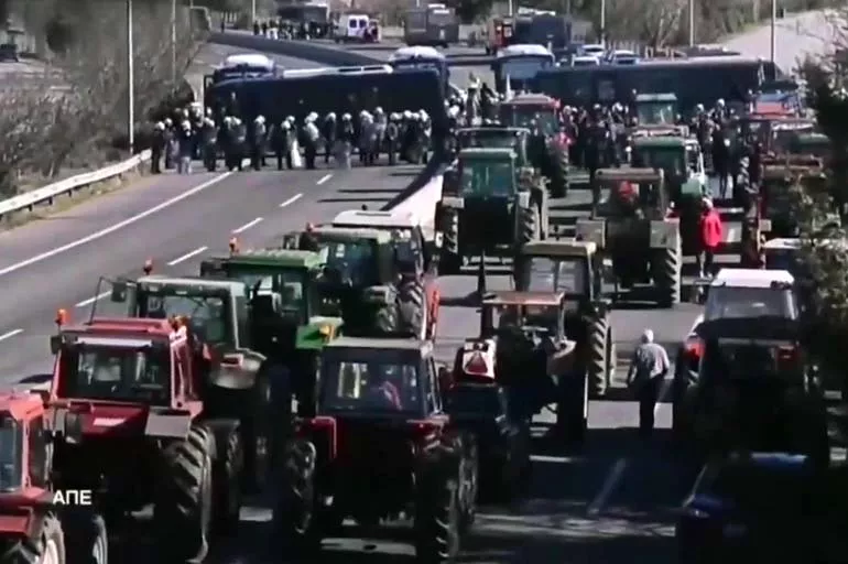 Yunan çiftçilerin maliyet isyanı! Traktörlerle yolları kestiler