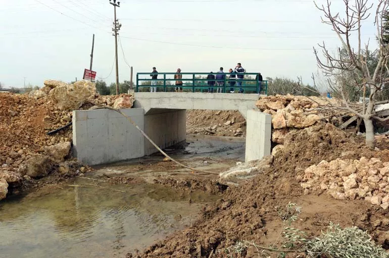 Antalya'da menfezden bozma köprü alay konusu oldu! Belediye gururla paylaştı