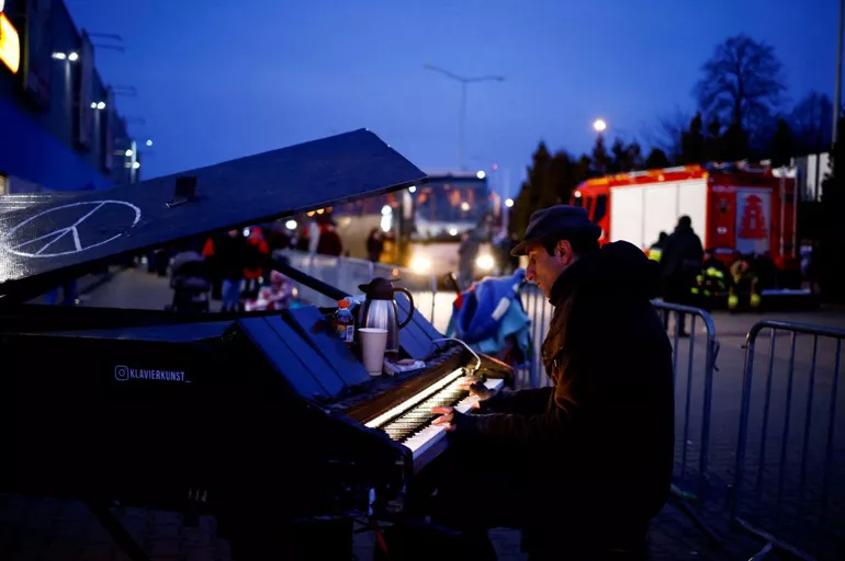 Batı'dan Rusya işgaline karşı romantik tepki! Gezi Parkı kalkışmasına destek veren Alman piyanist Davide Martello şimdi de Ukrayna sınırında