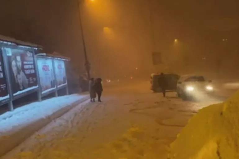 İstanbul'da kar tuzlanmayan yolları kapladı! Çile çeken sürücülerden İBB'ye kornalı protesto