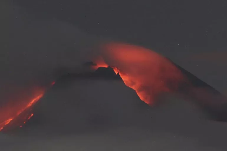 Endonezya'da uyuyan yanardağı uyandı! En son 2010'da patlamıştı