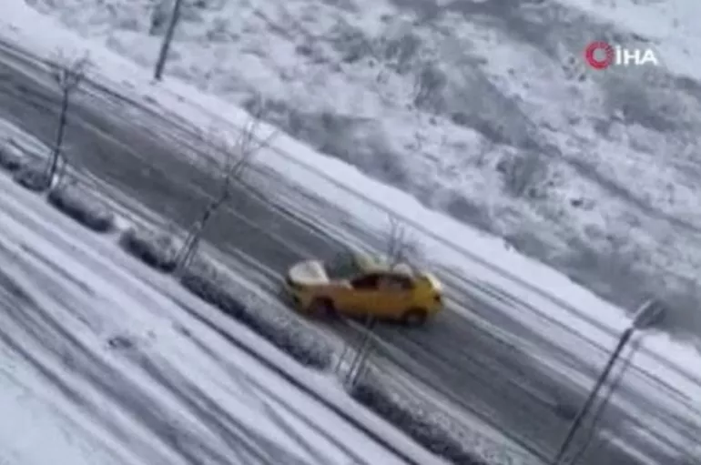 Faciaya ramak kala! İstanbul'da taksici karlı yolda böyle kaydı