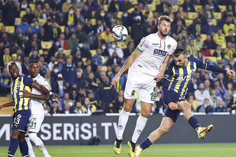 Fenerbahçe, Alanyaspor'a konuk oluyor! İsmail Kartal kadroda değişikliğe gidiyor