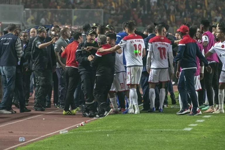 Futbol sahaları şiddete teslim oldu! Dev maçta saha karıştı, 160 kişi gözaltına alındı