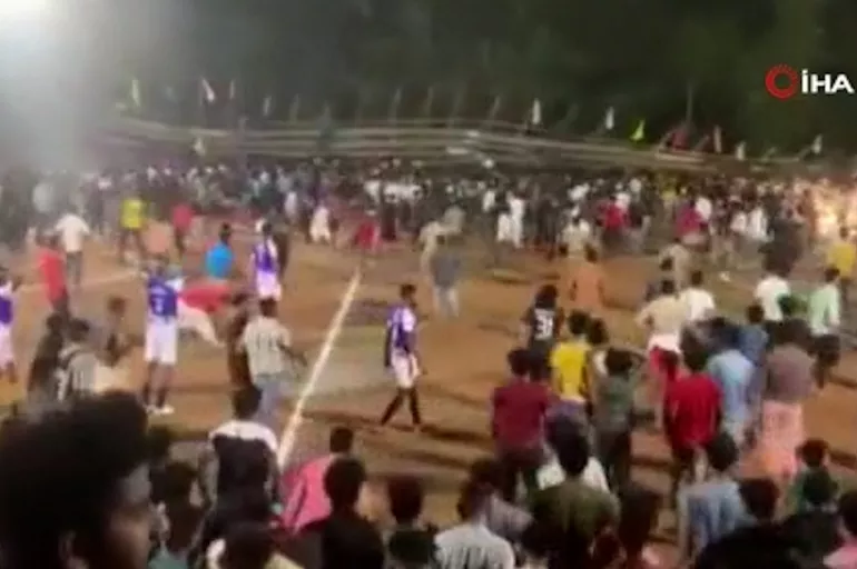 Hindistan'da futbol maçında tribün çöktü! Yüzlerce yaralı var