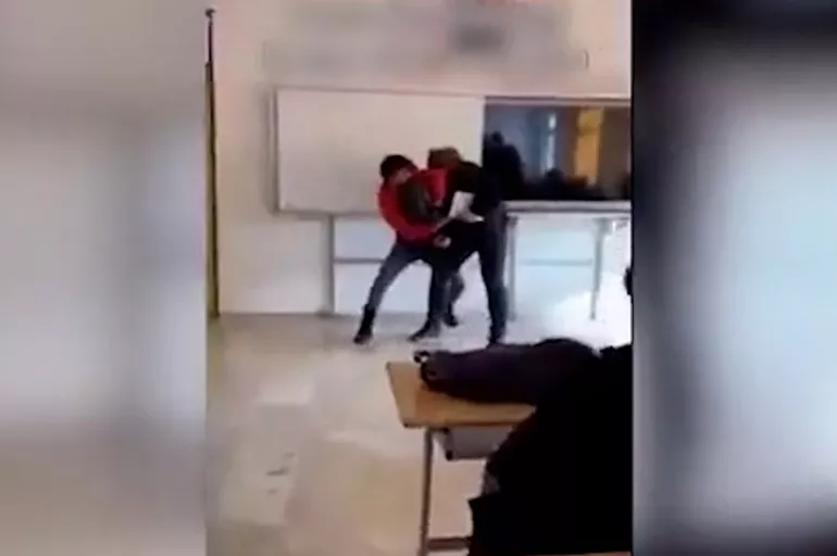 İkinci öğretmen vakası! Öğretmen sınıfa girerken öğrenci arkasından yaklaşıp kafasına poşet geçirdi