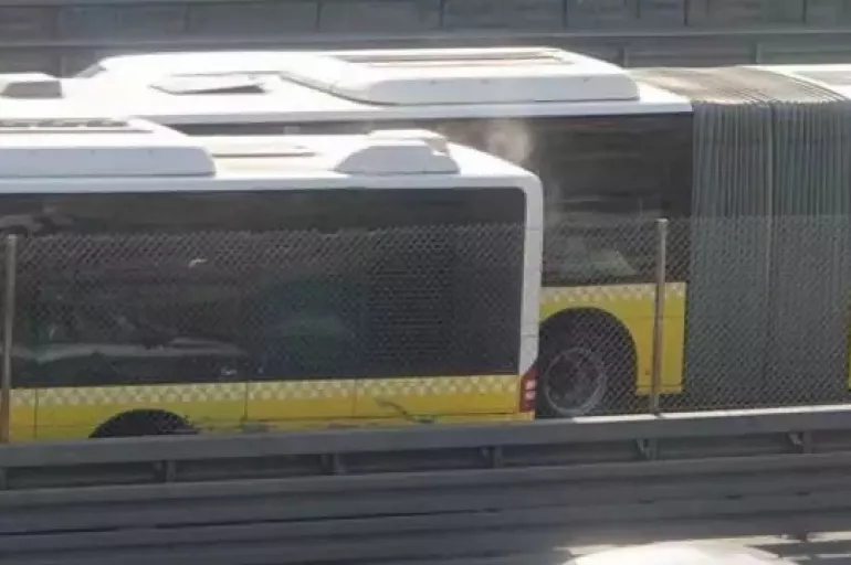 İstanbullular tehlikede! Yine metrobüs yine arıza