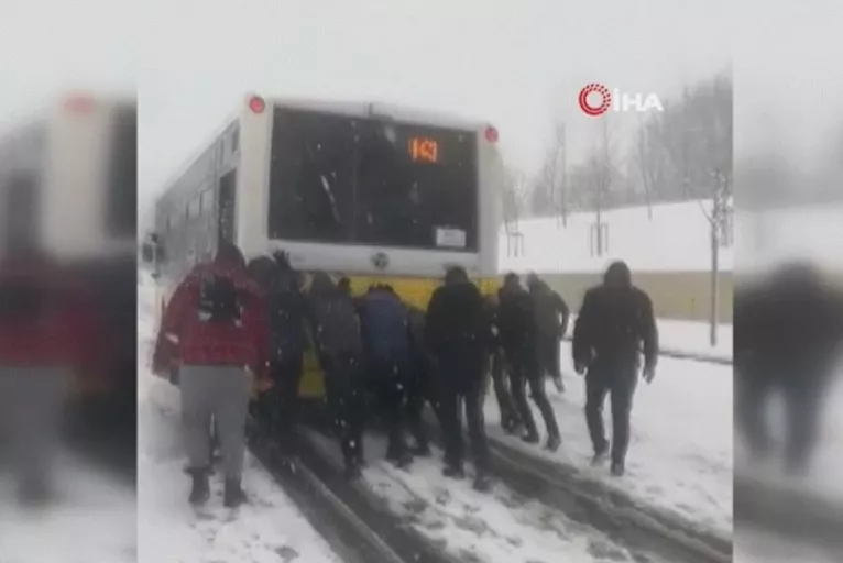 İstanbullunun kaderi değişmiyor: Vatandaşlar karlı yolda kalan İETT otobüsünü itti
