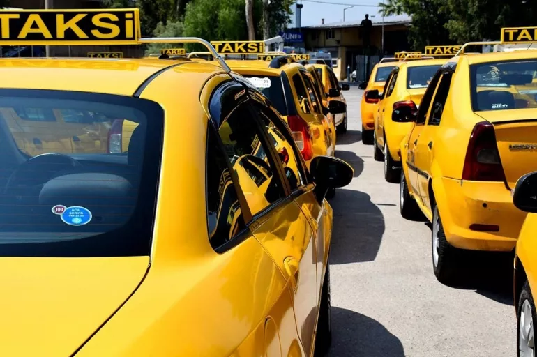 İzmir'de toplu ulaşımın ardından taksi ücretlerine de zam!