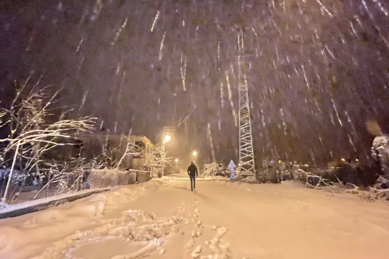 Kar İstanbul'a geri döndü! Okullar tatil edildi Meteoroloji'den peş peşe uyarılar geldi