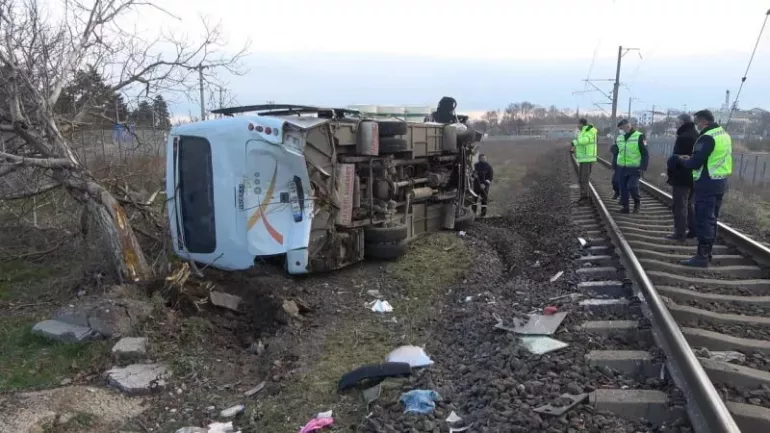 Kırklareli'nde feci kaza! Yük treni işçi servisine çarptı: 27 yaralı