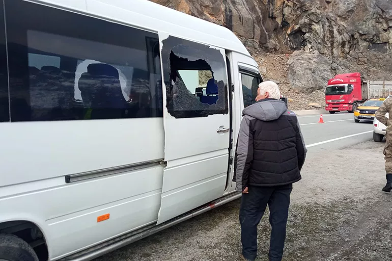 Kürtün'de minibüsün üzerine kaya düştü: Öğrenciler yaralandı