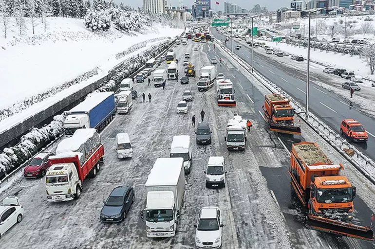 Mart, 35 yılın en soğuğunu yaşayacak! İstanbul dahil 17 ilde okullar tatil edildi... AFAD, yoğun kar yağışı ile ilgili uyarılarda bulundu