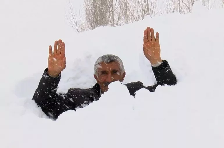 Muş'ta yoğun kar yağışı hayatı felç etti! Köylüler bakın nasıl ulaşım sağlıyor?