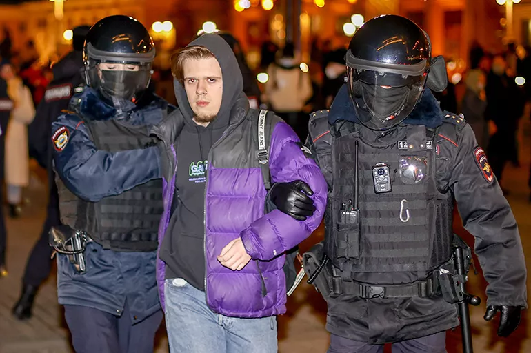 Rusya'da Ukrayna ile barış isteyenler tekrar sokağa çıktı! 350'e yakın eylemci gözaltına alındı