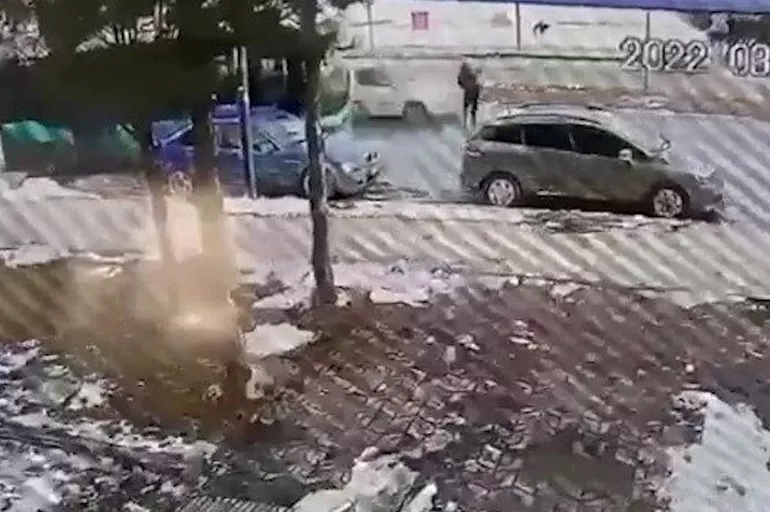 Sivas'ta kendisine saldıran başıboş sokak köpeğinden kaçan bir çocuğa bir araç çarptı! Talihsiz çocuk metrelerce havaya fırladı