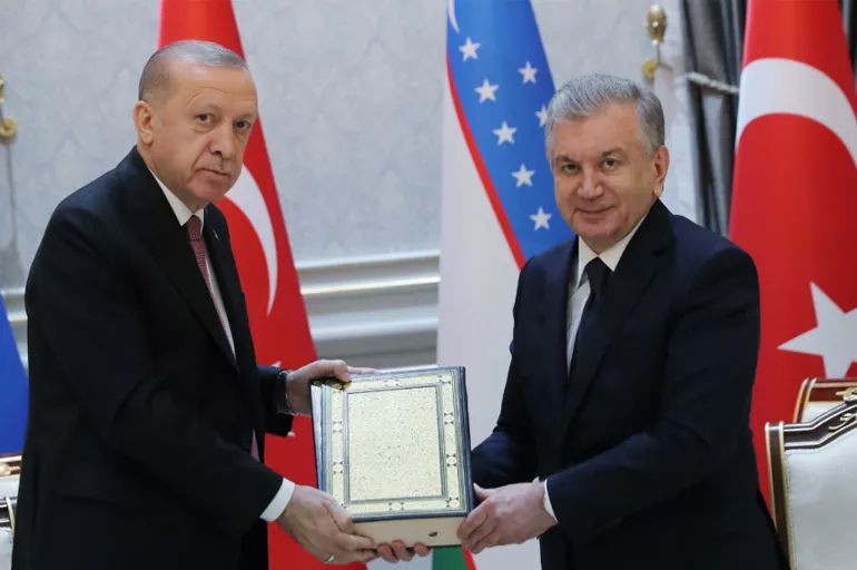 Son dakika! Cumhurbaşkanı Erdoğan, Özbekistan'da: 10 anlaşma imzaladık