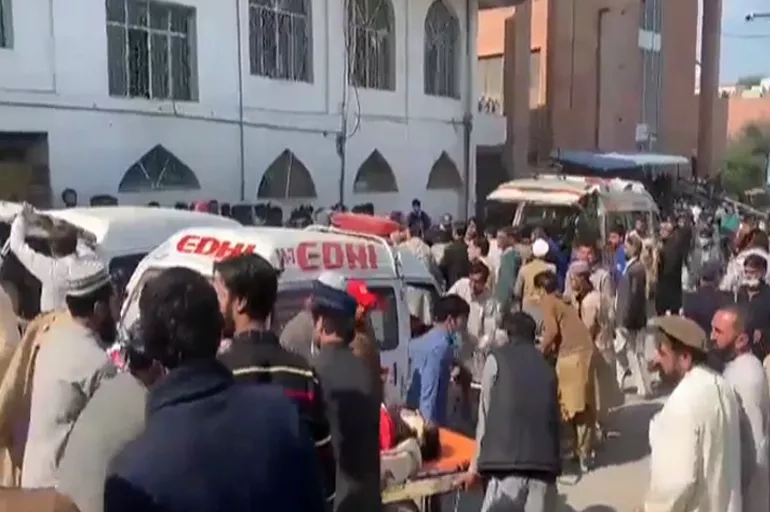 Son dakika! Pakistan'da camiye bombalı saldırı! Onlarca kişi hayatını kaybetti