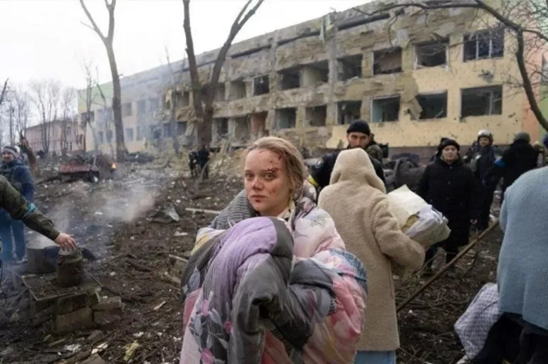 Ukrayna'da enkazdan kurtuldu! Bebeğini kucağına aldı