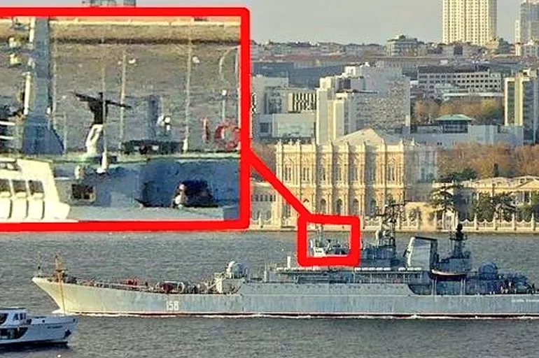 Ukrayna ordusu Rus gemilerini vurdu! Boğazı'da roketatarlı Rus askeriyle gündeme gelmişti
