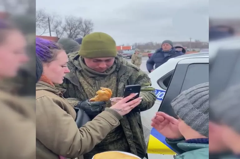 Ukrayna’da yakalanan Rus askeri gözyaşlarına boğuldu