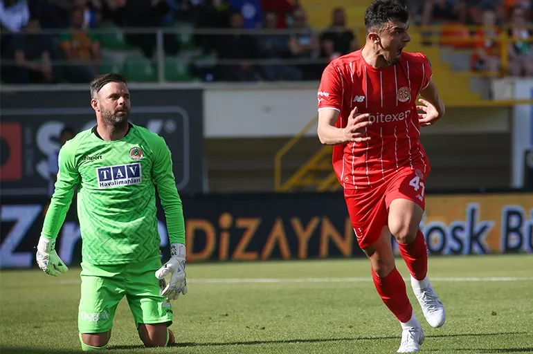Akdeniz derbisinde gol şov! Antalyaspor, Alanyaspor'a fark attı