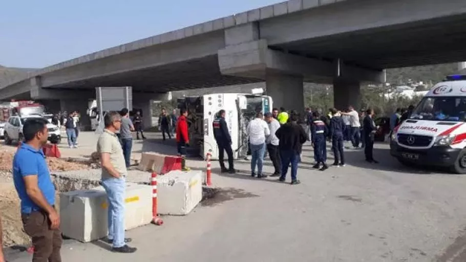 Akkuyu NGS işçilerini taşıyan otobüs devrildi! 11 yaralı