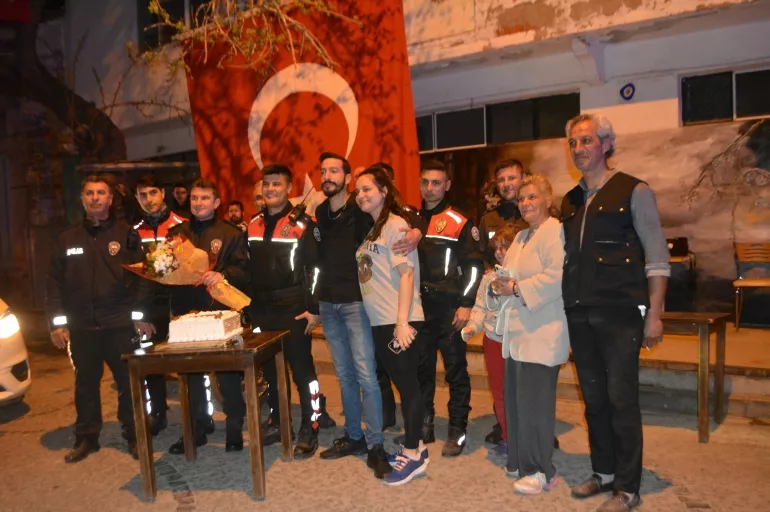 Balıkesir'de mahalleliden polislere sürpriz 177. kuruluş yıldönümü kutlaması