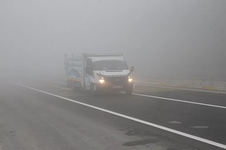 Bayram öncesi Bolu Dağı'nda sis çilesi! Polisler sürücülere uyarıda bulunuyor
