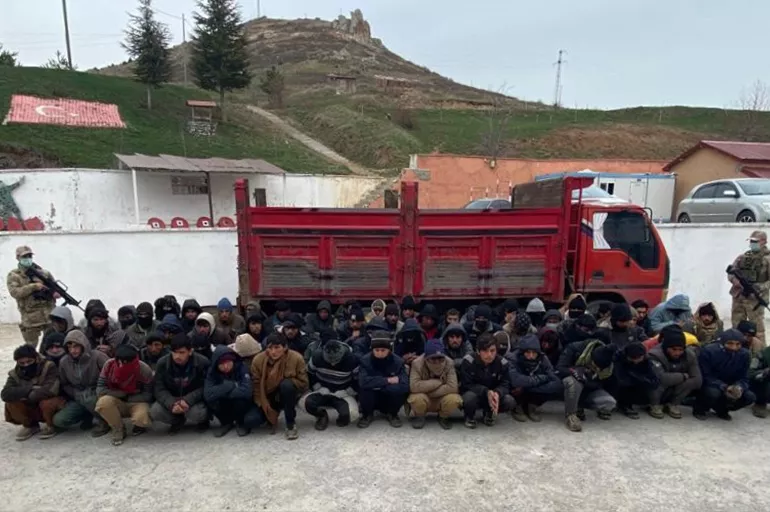 Bitlis'te durdurulan kamyondan 110 Afgan göçmen çıkarıldı
