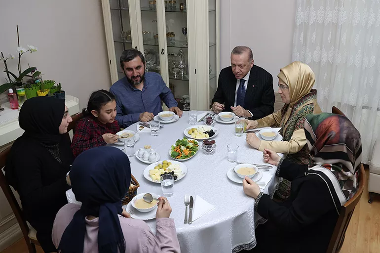 Cumhurbaşkanı Erdoğan ile Emine Erdoğan, bir vatandaşın evinde iftar yaptı