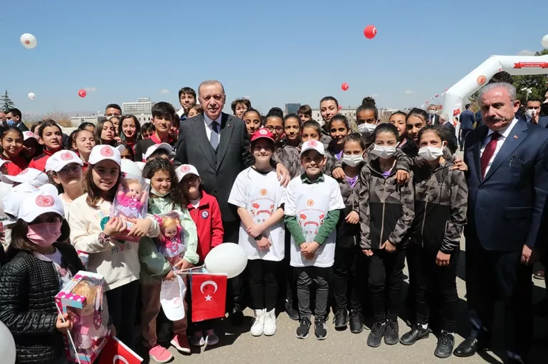 Cumhurbaşkanı Erdoğan küçük sporcularla bir arada! TBMM'de hoş sohbet