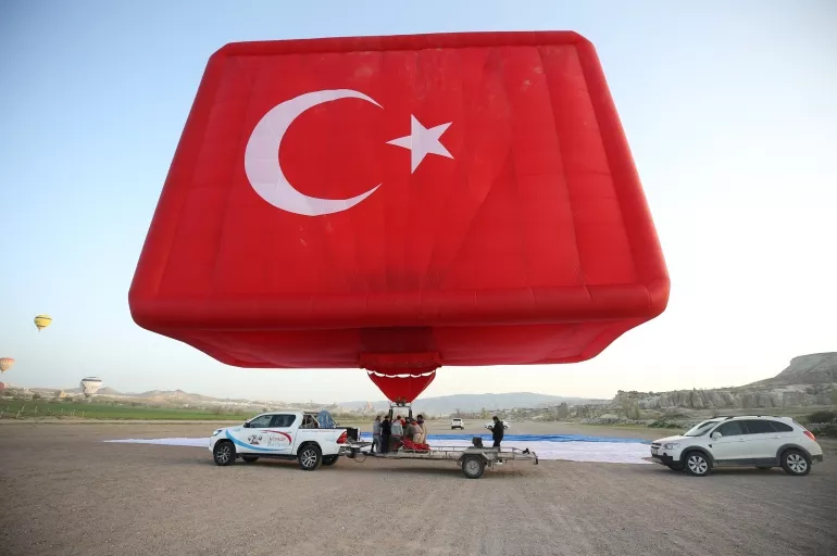 Dünyanın en büyüğü! Kapadokya'da balonlar Türk bayrakları ve Atatürk posteri ile uçtu