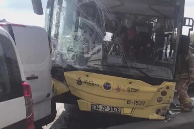 İETT otobüsü şoförü kalp krizi geçirdi 6 araca çarptı