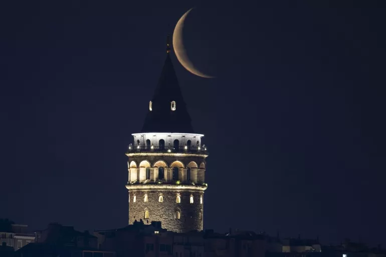 İstanbul'da eşsiz anlar: Galata Kulesi ve hilal aynı kadrajda!