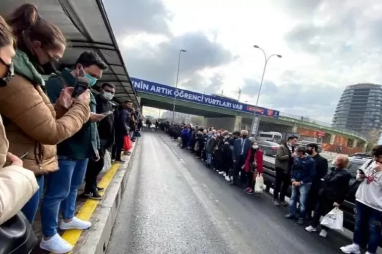İstanbul'da yine bilindik görüntüler! Metrobüs arızalandı yolcular duraklarda yoğunluk oluşturdu