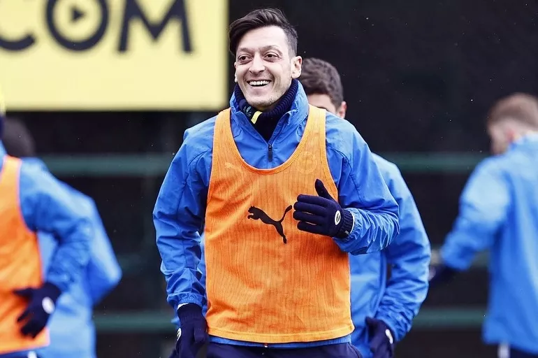 Beklenen ayrılık gerçekleşiyor! Mesut Özil'in yeni takımını duyurdular