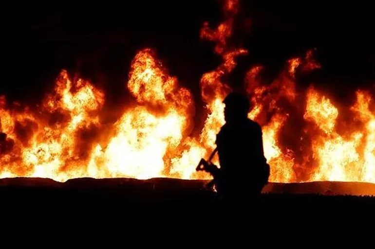 Nijerya'da kaçak petrol rafinerisi patladı! 100'den fazla kişi yandı