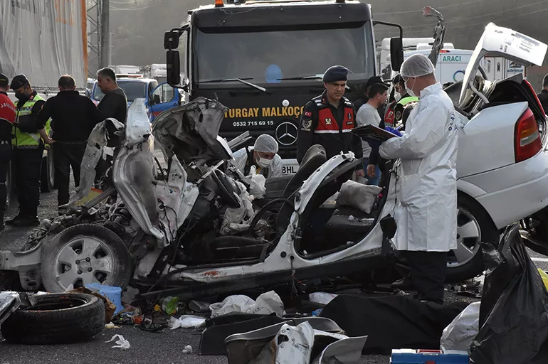 TIR'ın altına giren otomobildeki çift öldü! TIR sürücüsünün kopan bacağı 100 metre uzakta bulundu