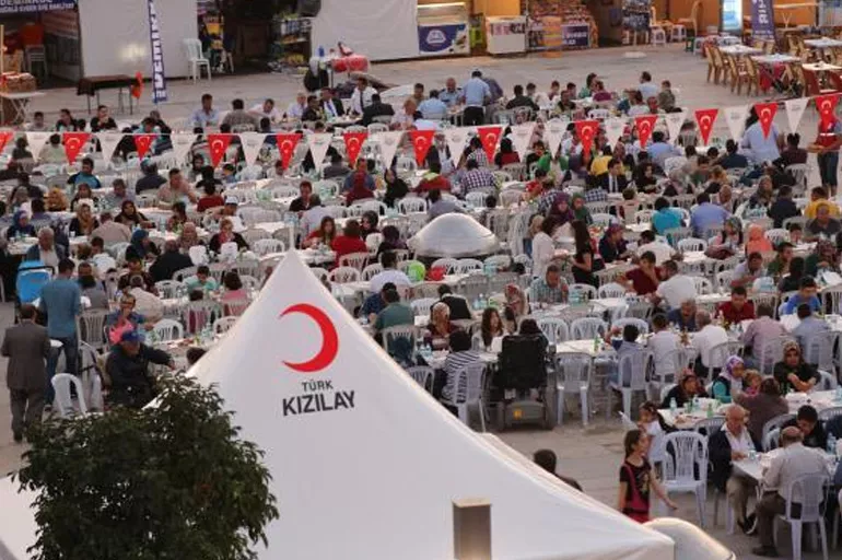 Türk Kızılay Pakistan'da 200 yetim için iftar programı düzenledi