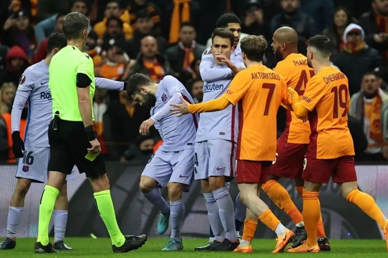 UEFA'dan Galatasaray'a ceza!  Barcelona maçının faturası ağır oldu