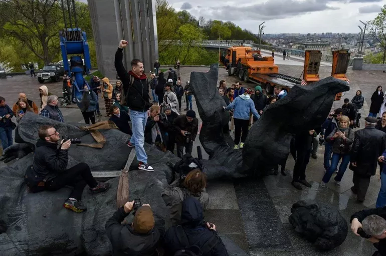 Ukrayna Rusya ile olan bağlarını temizliyor! Kiev'deki dostluk heykelinin kafası koparıldı
